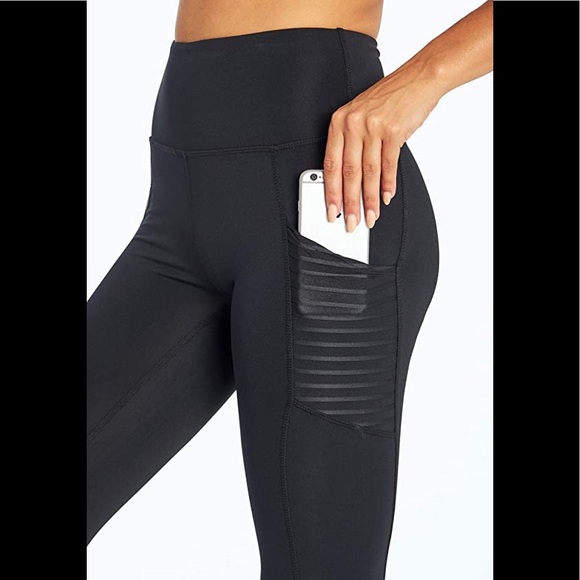 Mesh Pocket Crop Leggings - Picture 2 of 11